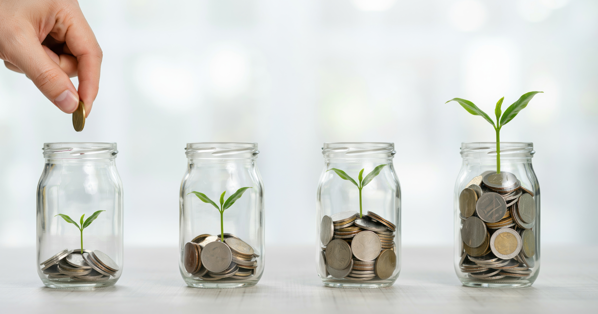 Miljoenenota 2027; 4 glazen potjes met stijgend muntgeld en een groeiend groen plantje