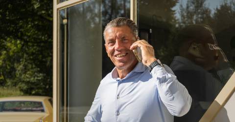 Leen Winter telefonisch in gesprek met een klant