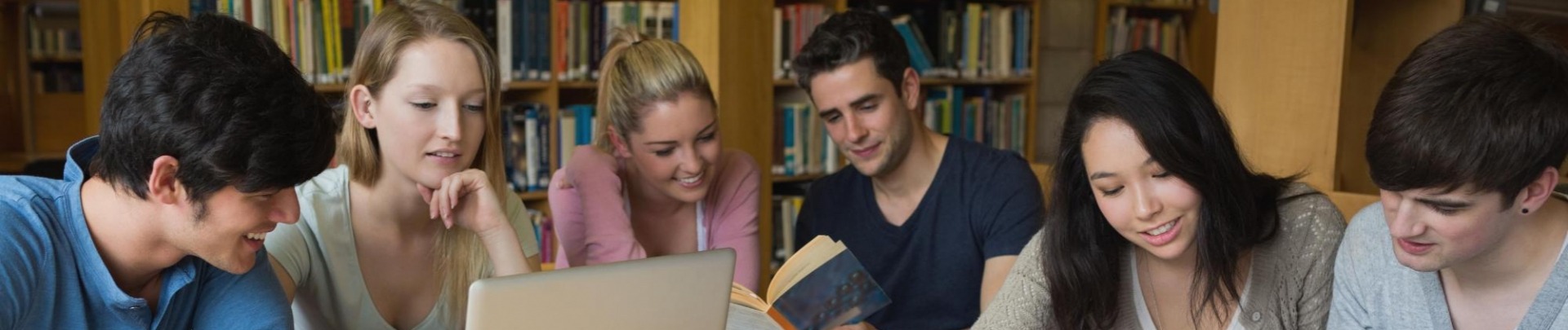 Studenten in de bibliotheek aan het studeren  