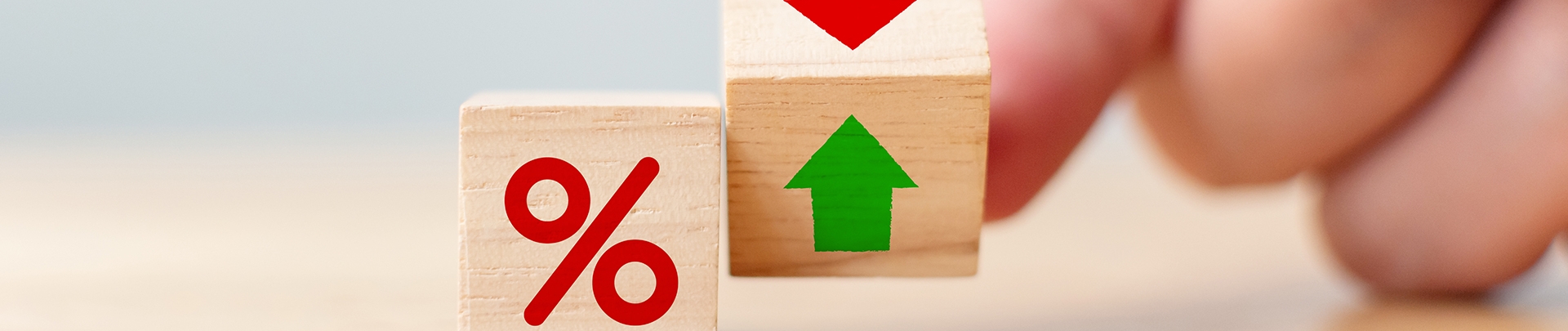 Rente financiële en hypotheekrente concept. Hand flip houten kubus verandering pijl naar beneden naar boven