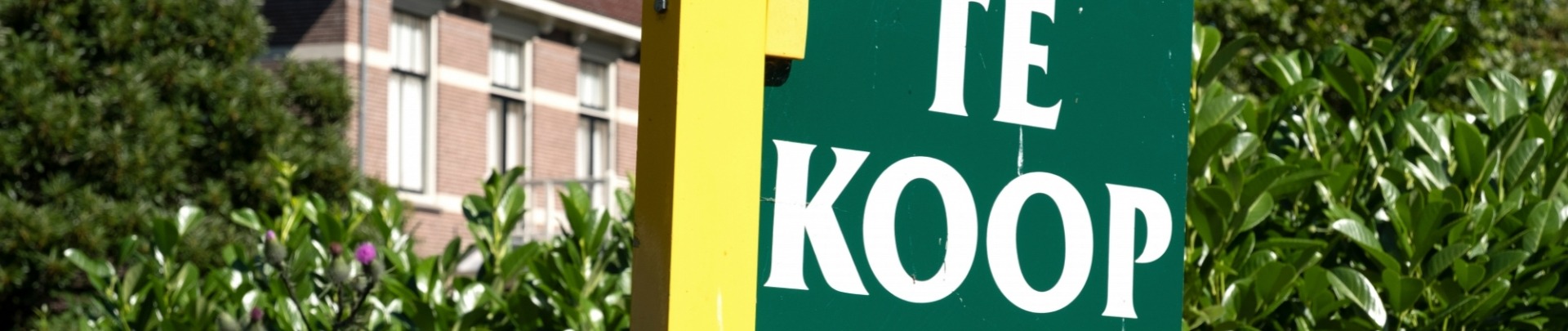 Huis met bord te koop